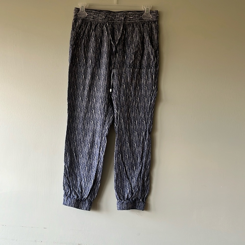 Women’s Gap joggers navy/white with pockets and draw strong waist. Size XS